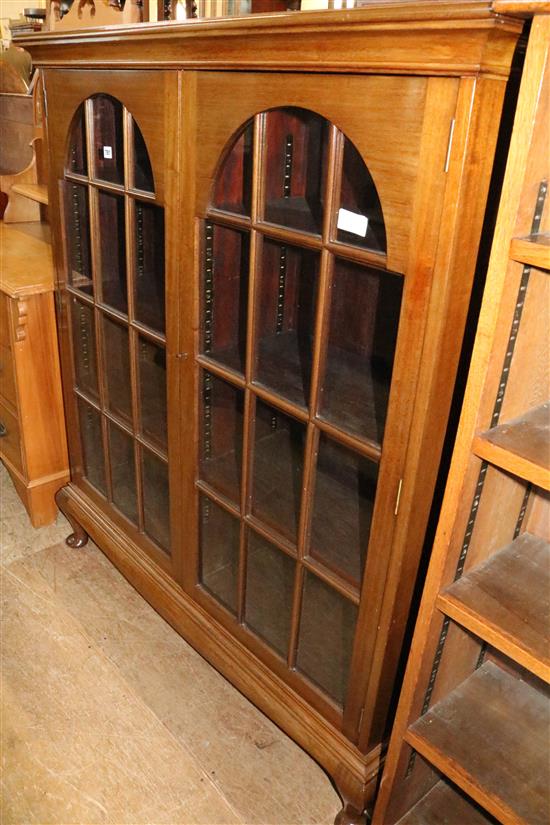 Two door glazed bookcase(-)